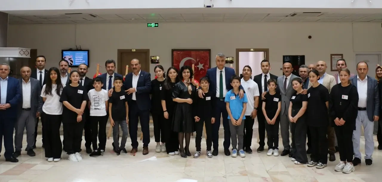 Şehitler İlk-Ortaokulu Öğrencilerinden Anlamlı Sergi: Açılışı Müdür Katipoğlu Yaptı 4