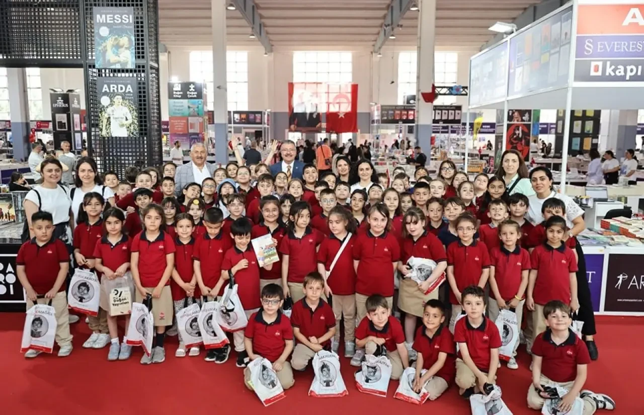 Öğrencilerden Merzifon 8. Kitap Fuarı’na Yoğun İlgi: Başkan Alp Kargı da Ziyaretçilere Eşlik Etti 1