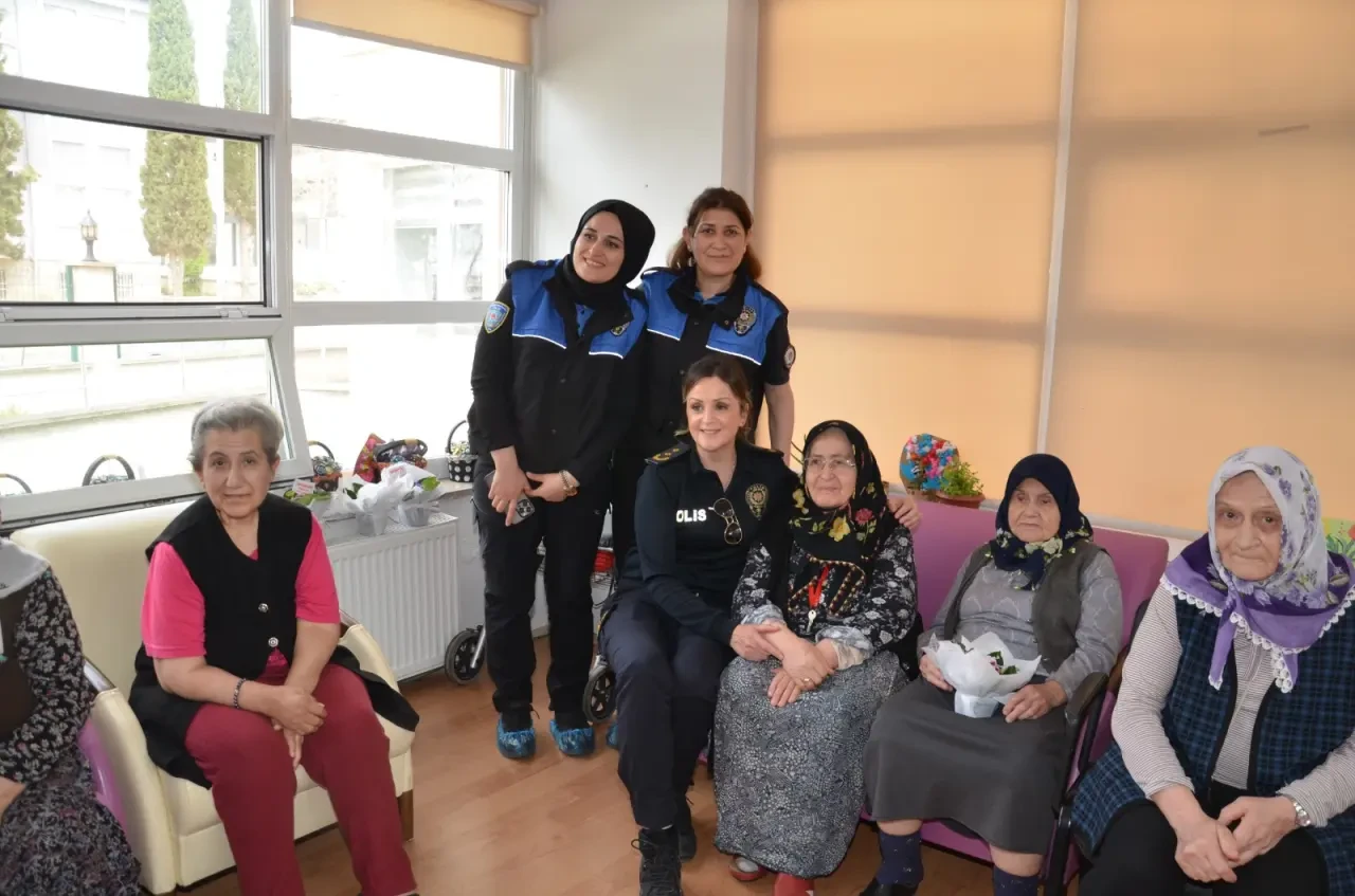 Merzifon’da Emniyetten Anlamlı Anneler Günü Kutlaması! 3