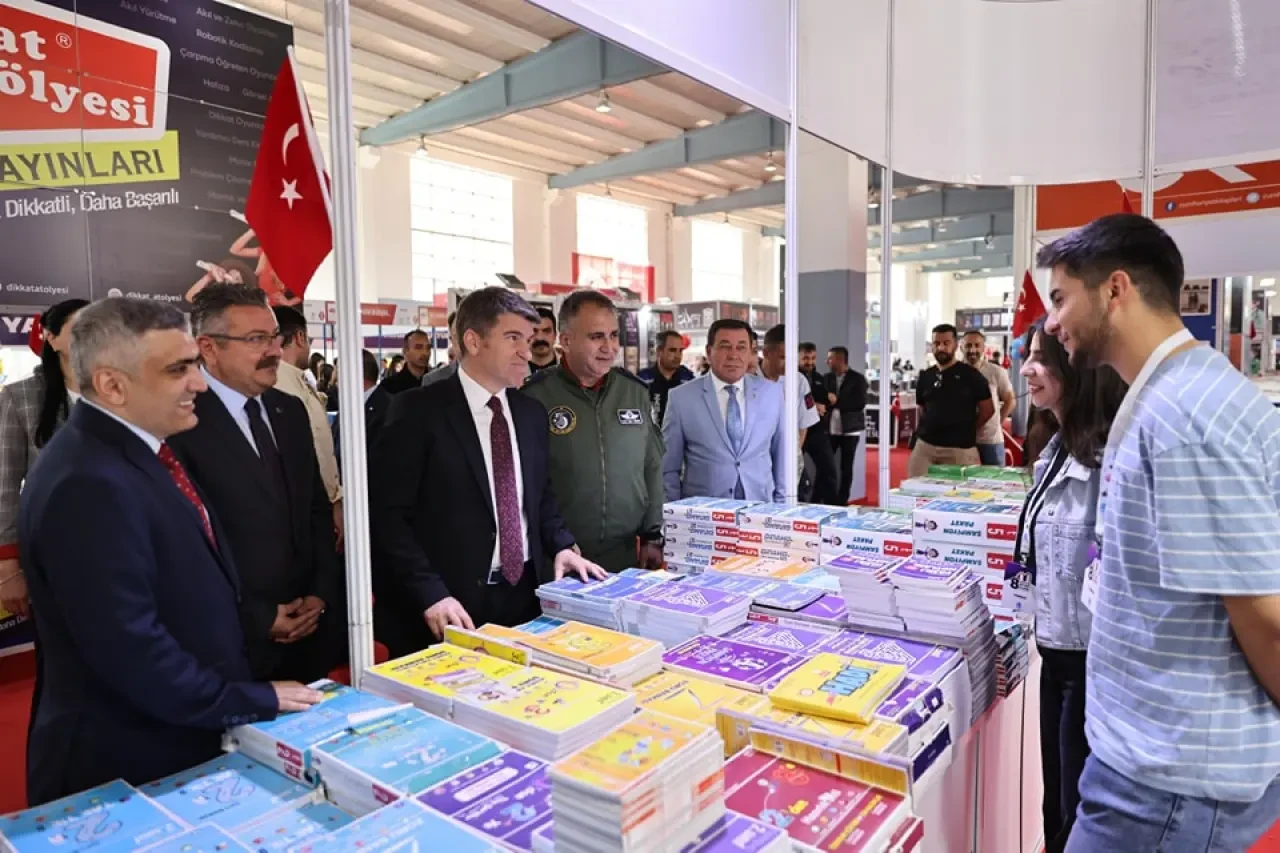 Vali Bakan, Kitap Fuarı’nı gezdi 3