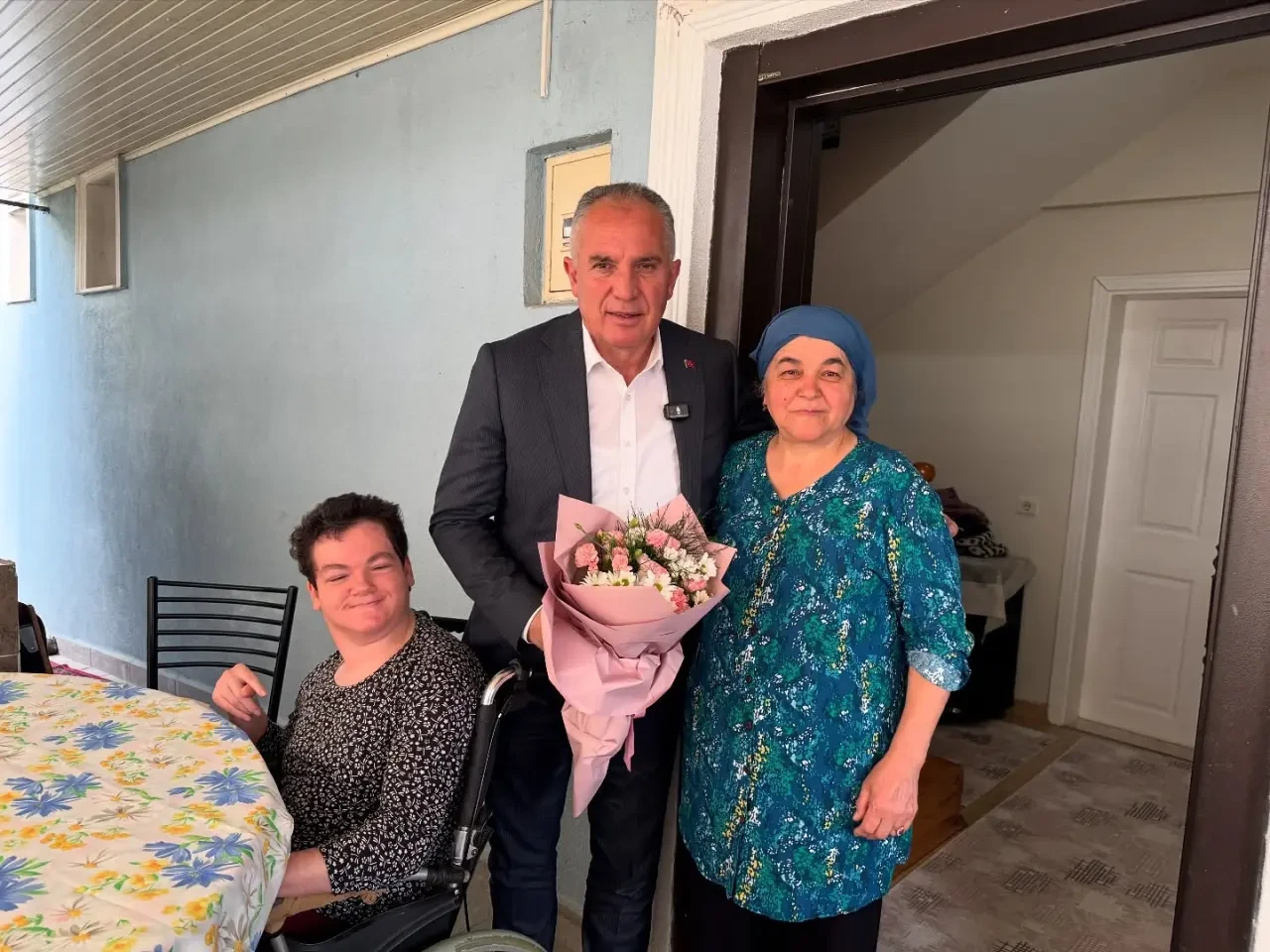 Başkan Özalp’tan Engelli Annelerine Anlamlı Anneler Günü Ziyareti 4