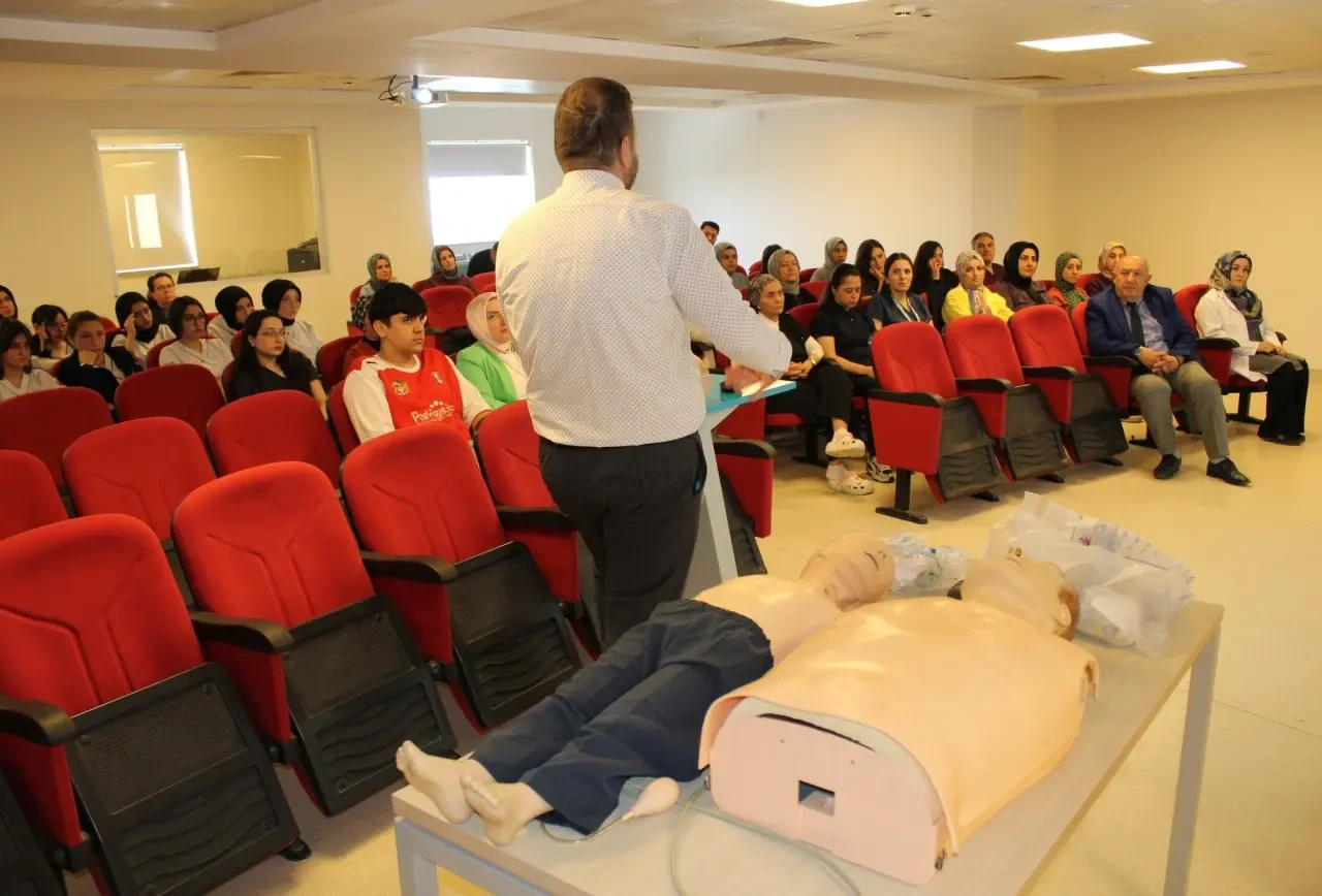 Suluova Devlet Hastanesi Personeline Hayat Kurtaran CPR Eğitimi 3