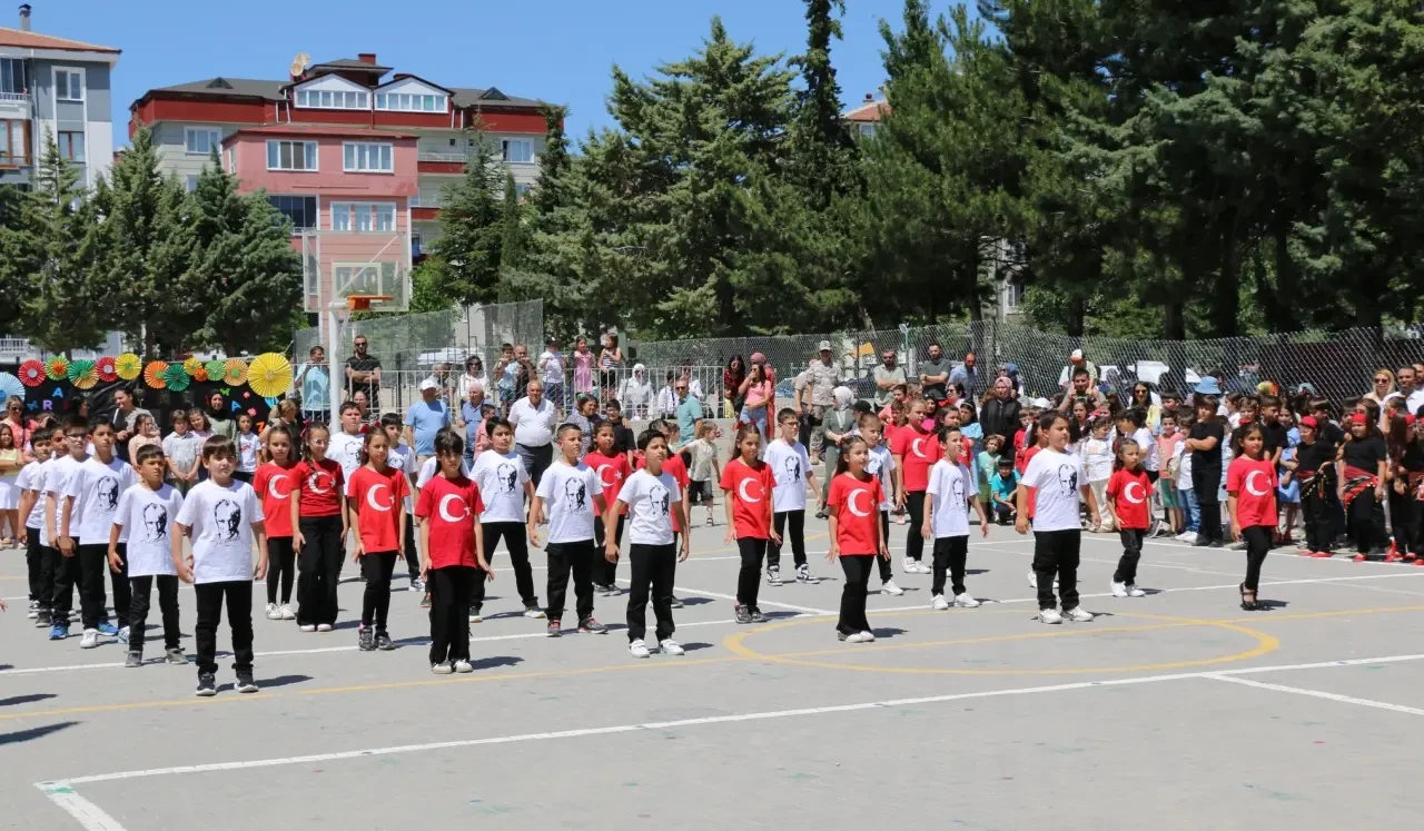 Merzifon’da Karne Heyecanı: Kaymakam Karaaslan Öğrencilerin Sevincine Ortak Oldu 2