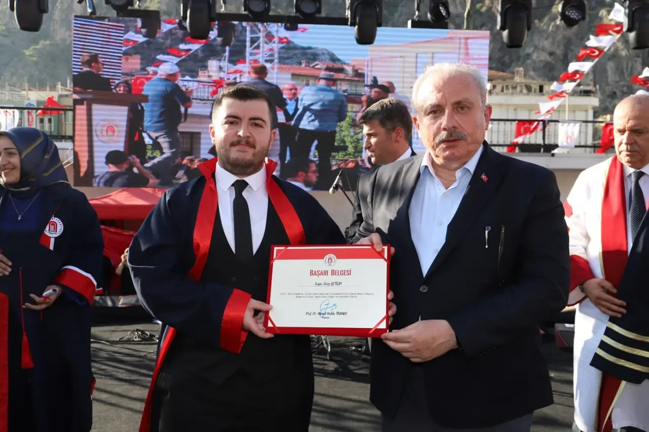 Amasya Üniversitesi’nde Coşkulu Mezuniyet Töreni: 4.506 Öğrenci Geleceğe Uğurlandı 6