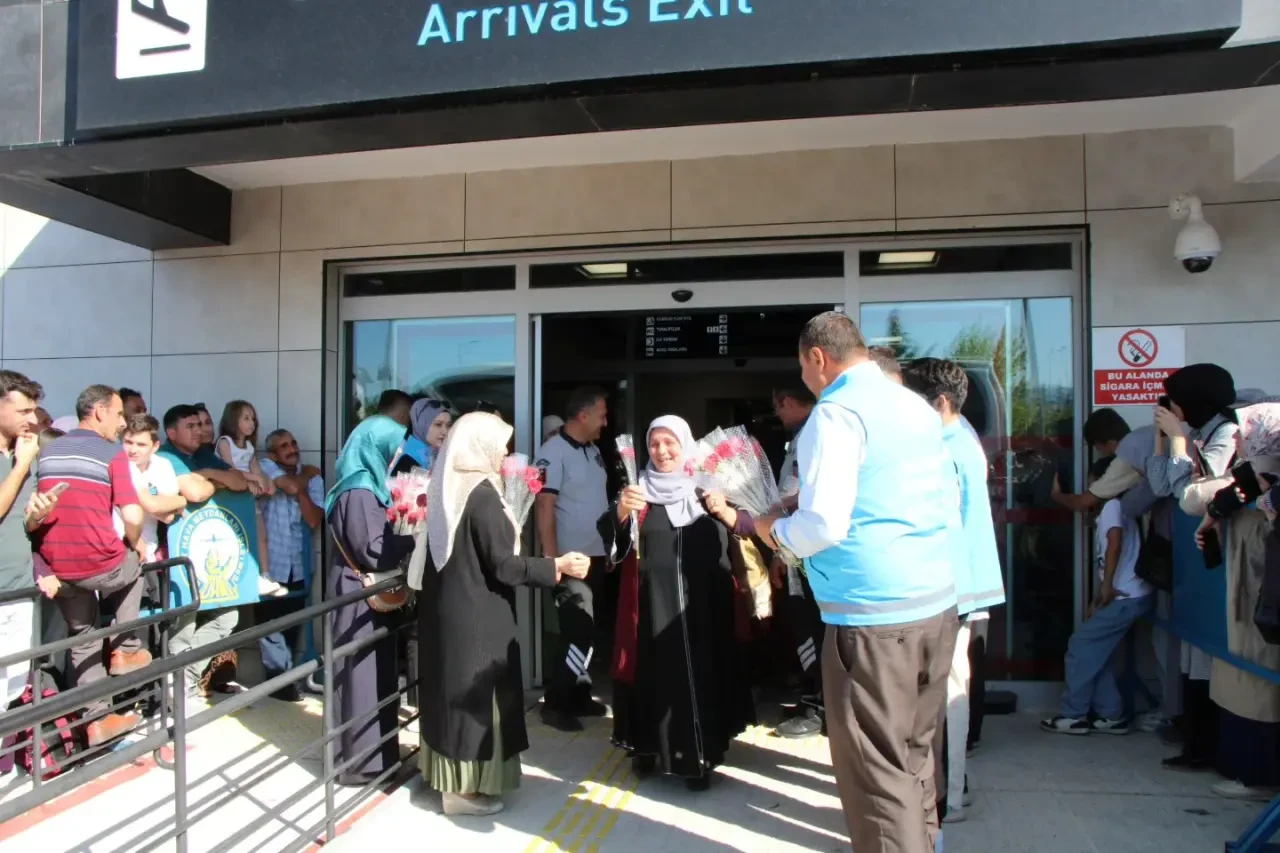 Amasyalı Hacılar Çiçeklerle ve Dualarla Karşılandı 1