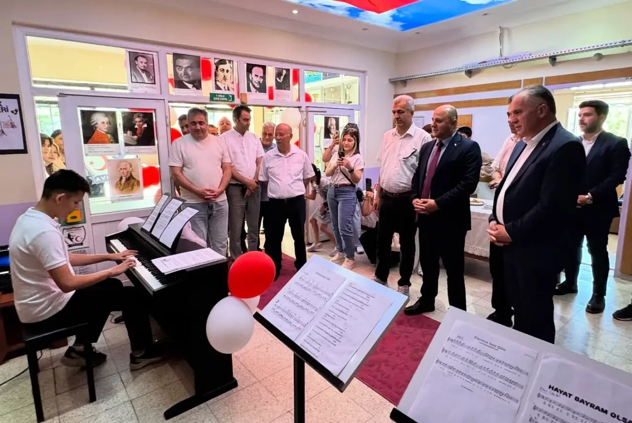 Taşova’da Öğrenci Eserleri Görücüye Çıktı: Başkan Özalp Yıl Sonu Sergisine Katıldı 1