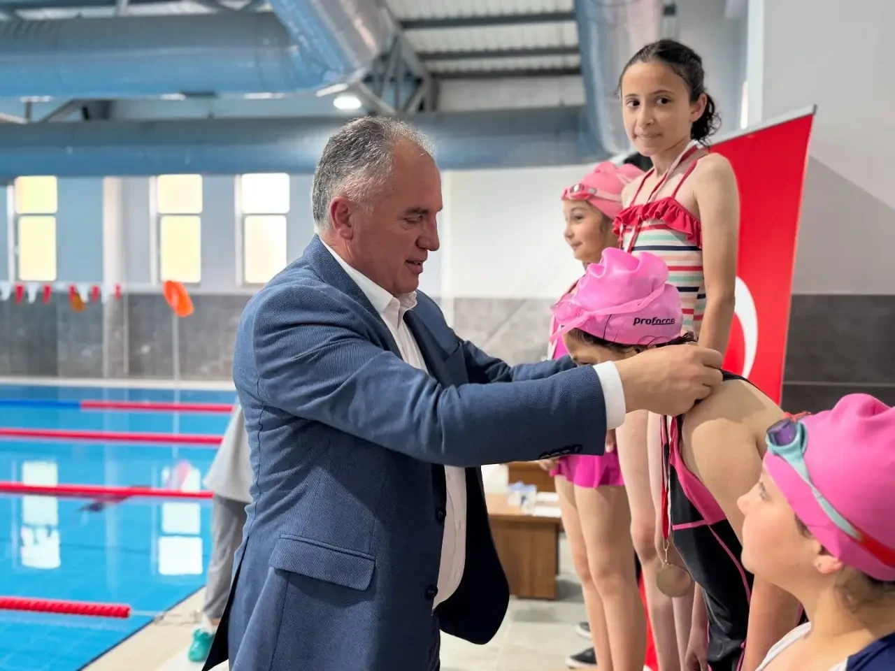 Taşova’da Hayat Boyu Öğrenme Haftasında Yüzme Yarışması İlgi Gördü 2