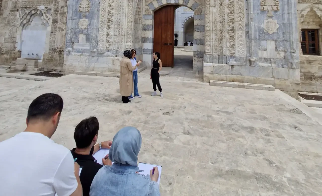 Amasya Üniversitesi’nden Anlamlı Gezi: Sivas ve Divriği’nin Tarihi Mirası Yerinde Keşfedildi 3