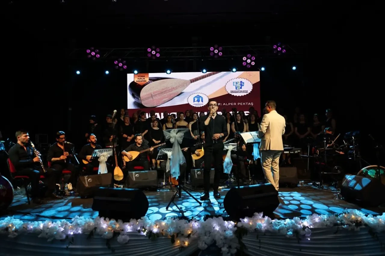 “Anadolu’nun Sesi” Merzifon’da Yankılandı: Türkülerin Büyüsüyle Unutulmaz Bir Gece 2