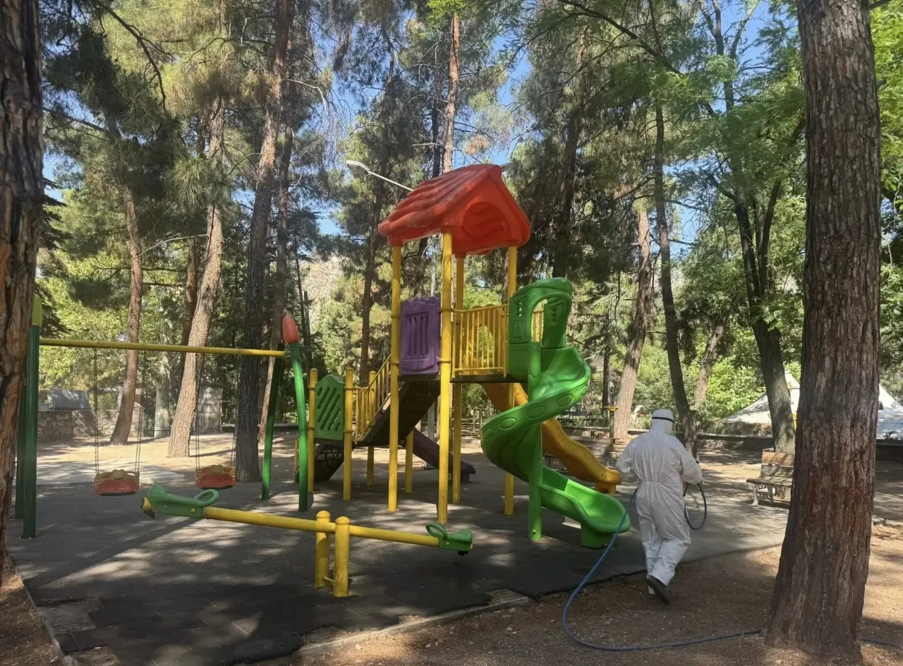 Amasya Belediyesi’nden Pirler Parkı’nda Yoğun Temizlik ve İlaçlama Mesaisi 2