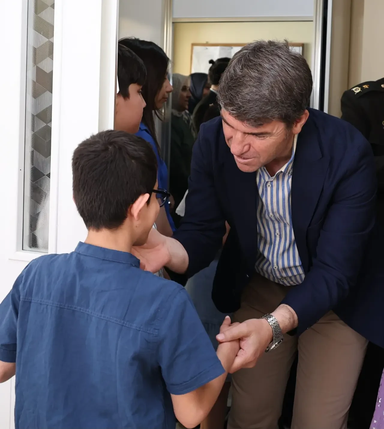 Amasya Valisi Önder Bakan, Bayram Sabahında Çocuk Evlerindeki Minik Yüreklerle Buluştu 1