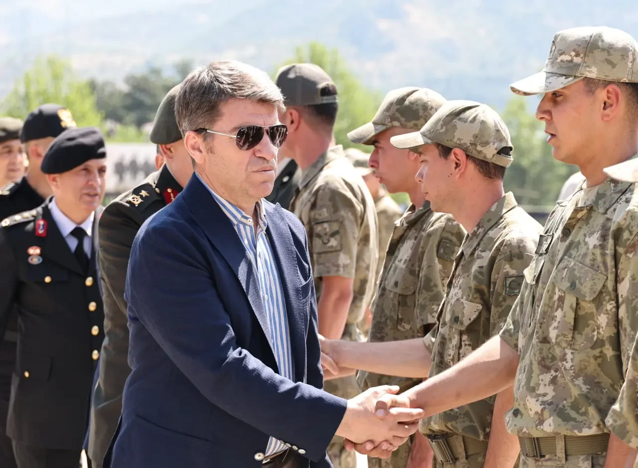 Vali Önder Bakan, Mehmetçiklerle Bayramlaştı: “Vatan Nöbetindeki Kahramanlarımızın Bayramı Kutlu Olsun” 3