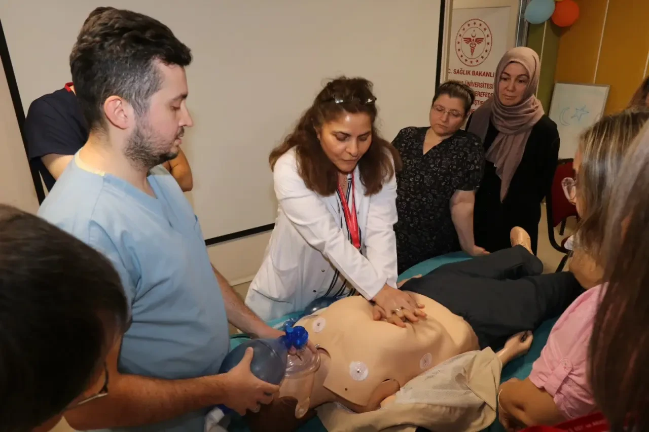 Amasya Üniversitesi Hastanesi’nde Tüm Sağlık Personeline CPR Eğitimi Verildi 1