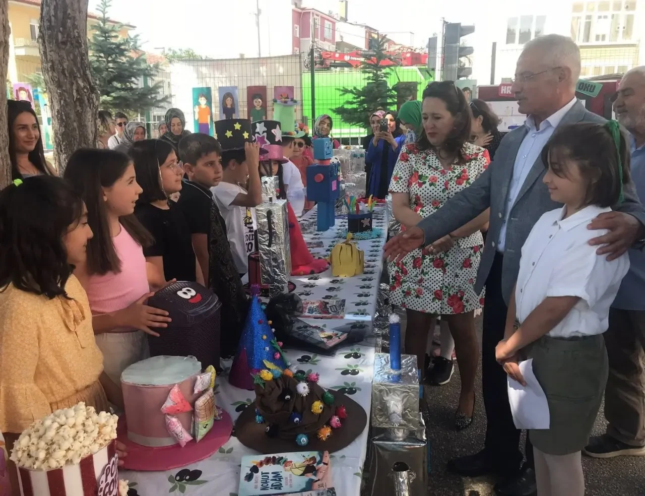 “Hayal Et Oku Tasarla” Sergisi Yaratıcılığı ve Kitap Sevgisini Buluşturdu 1