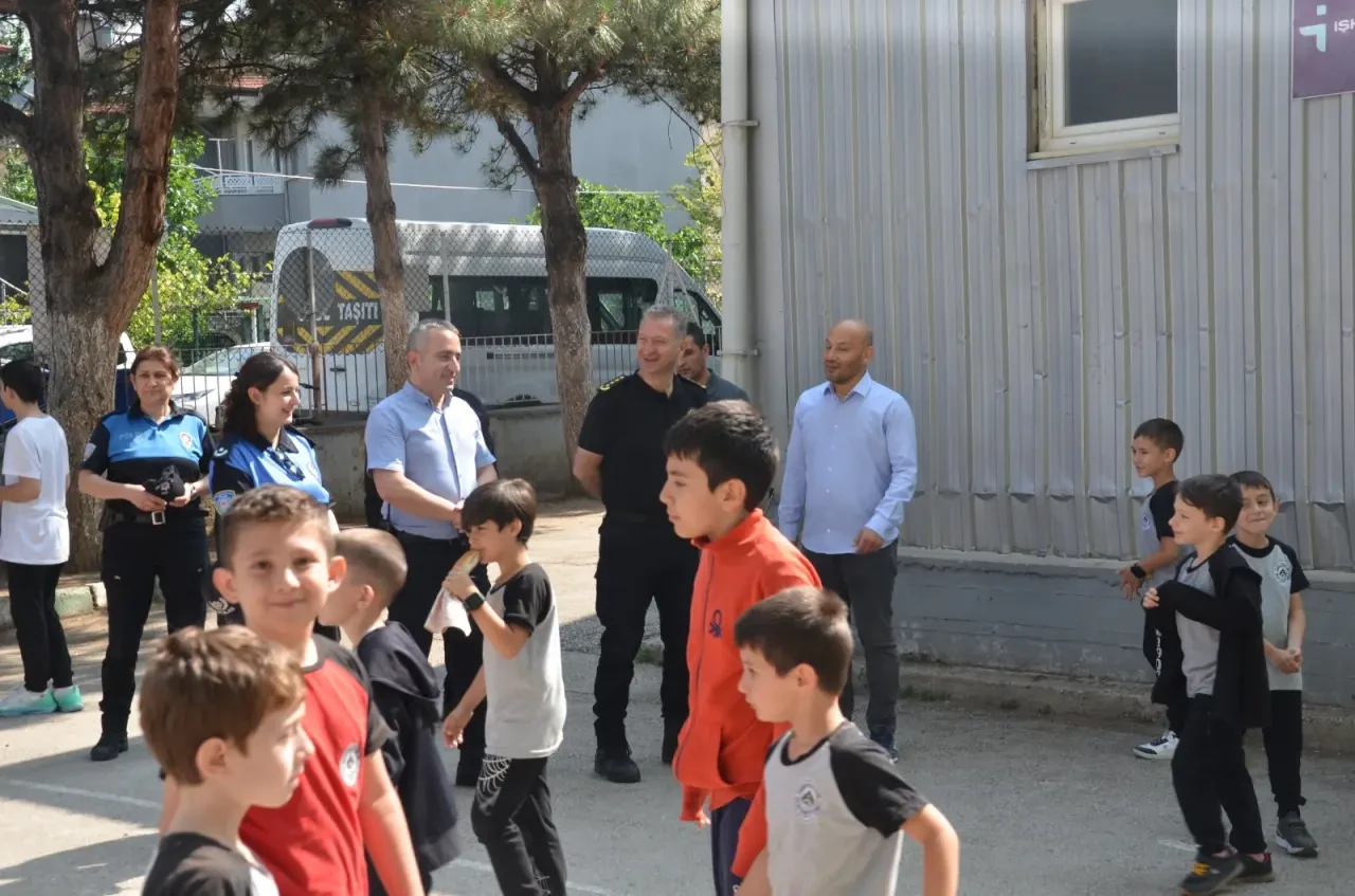 Amasya’da Minik Öğrencinin Davetine Emniyet Müdüründen Anlamlı Karşılık 2