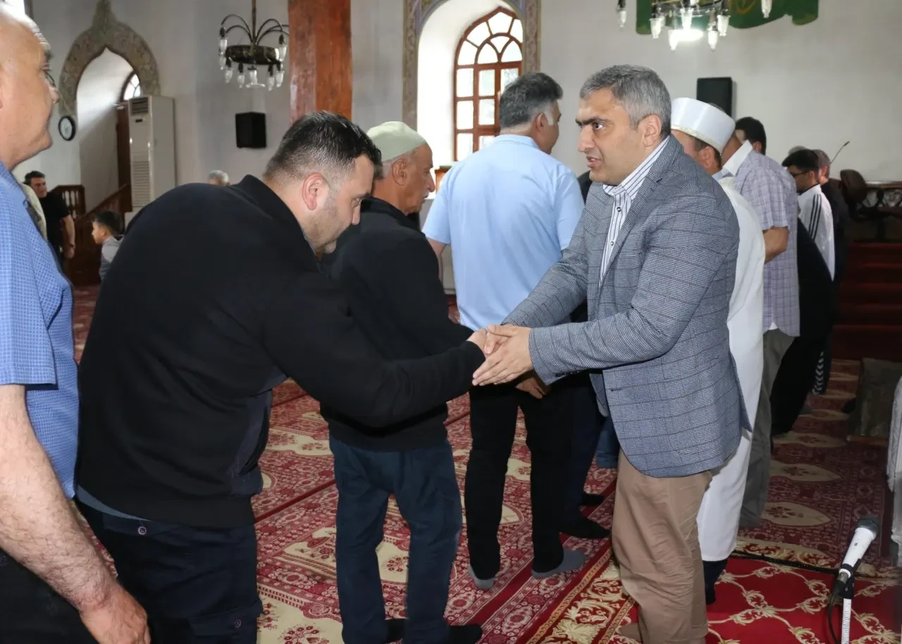 Merzifon’da Bayram Buluşması: Kaymakam Karaaslan ve Başkan Kargı Vatandaşlarla Kucaklaştı 3