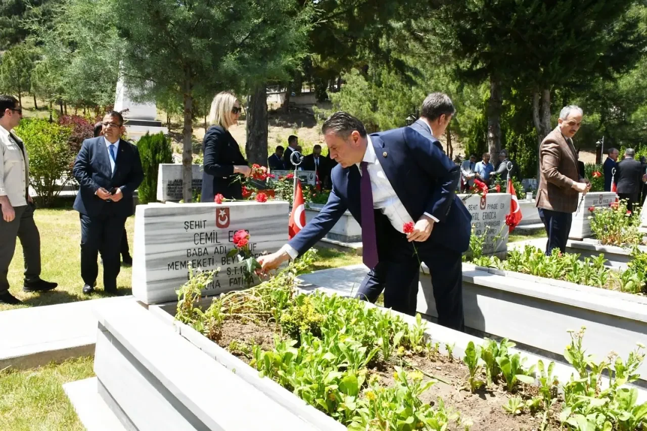 Amasya Şehitliği’nde Duygusal Ziyaret: Aziz Şehitler Dualarla Yad Edildi 2