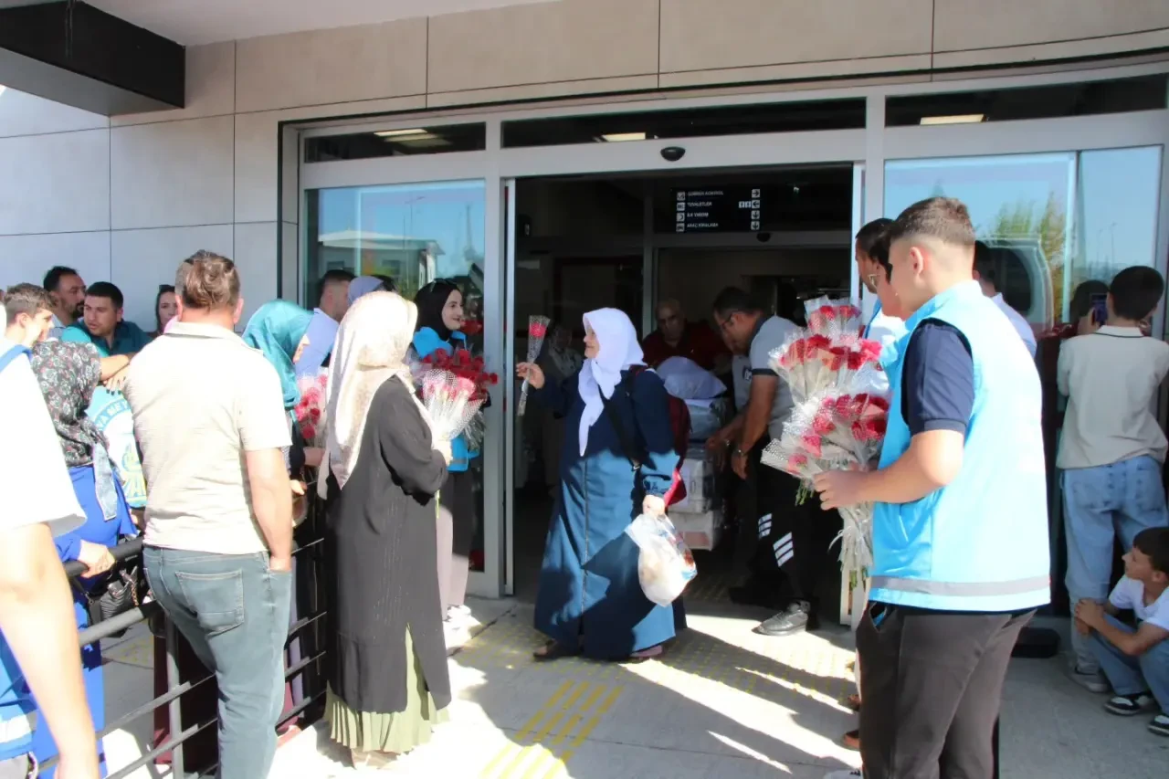 Amasyalı Hacılar Çiçeklerle ve Dualarla Karşılandı 2