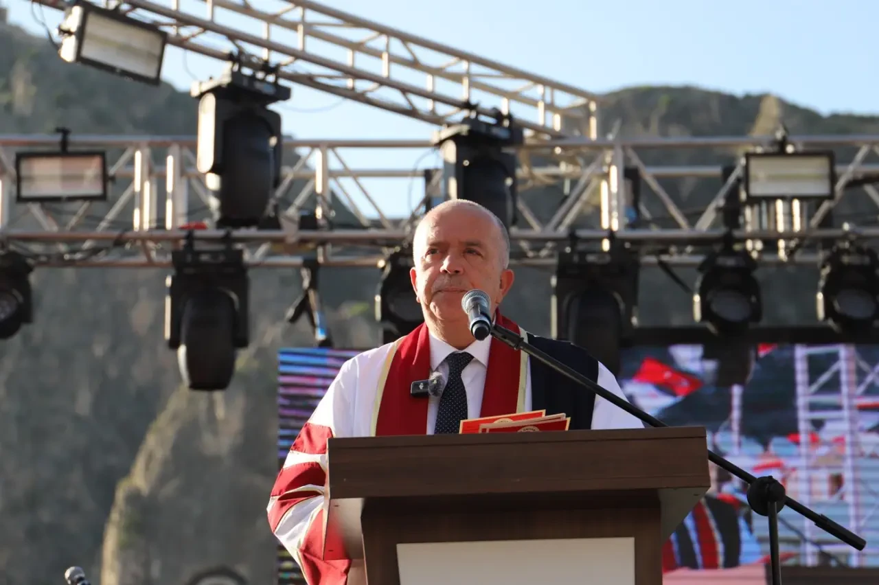 Amasya Üniversitesi’nde Coşkulu Mezuniyet Töreni: 4.506 Öğrenci Geleceğe Uğurlandı 3