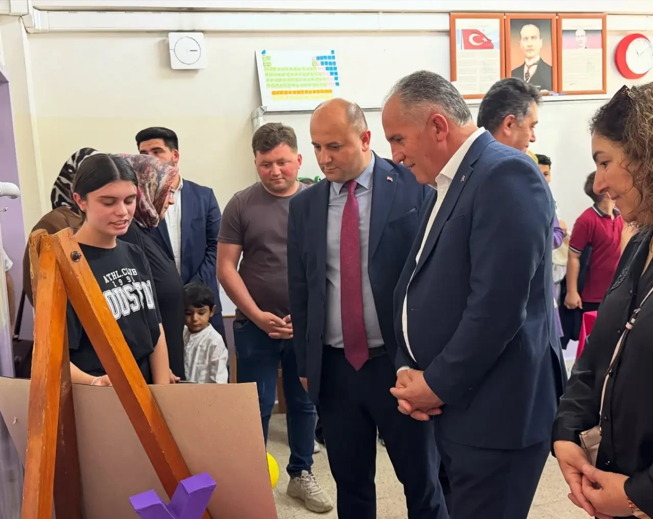 Taşova’da Öğrenci Eserleri Görücüye Çıktı: Başkan Özalp Yıl Sonu Sergisine Katıldı 4