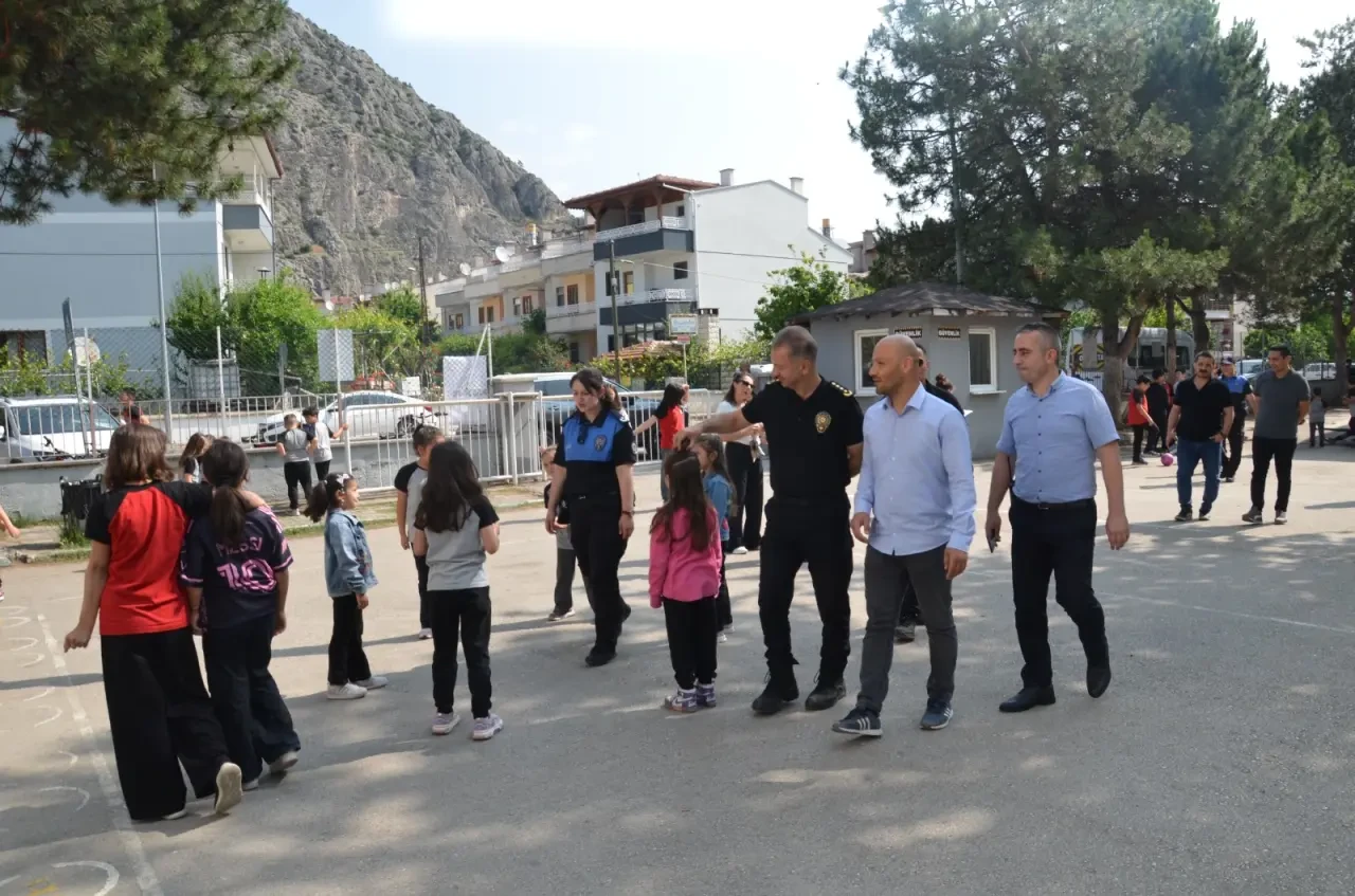 Amasya’da Minik Öğrencinin Davetine Emniyet Müdüründen Anlamlı Karşılık 3
