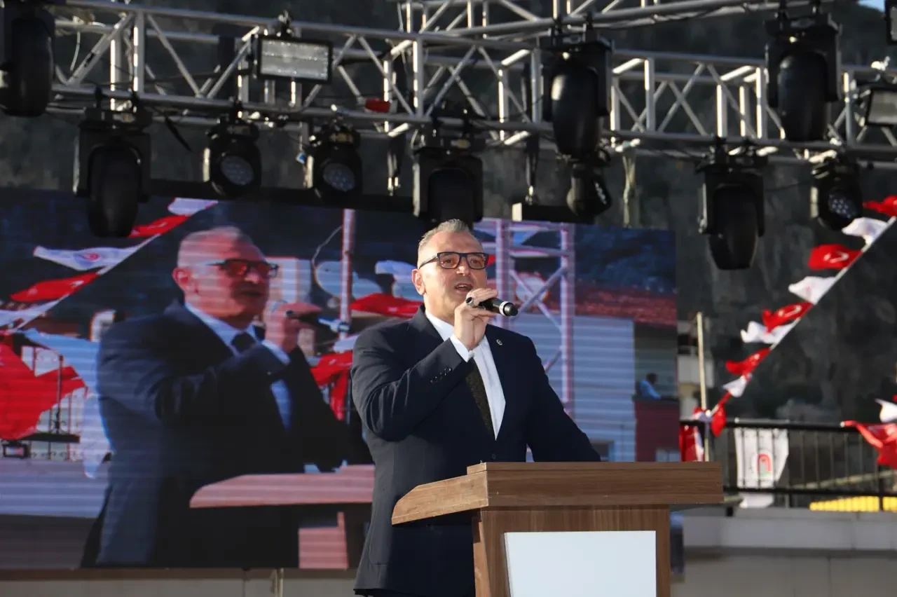 Amasya Üniversitesi’nde Coşkulu Mezuniyet Töreni: 4.506 Öğrenci Geleceğe Uğurlandı 5