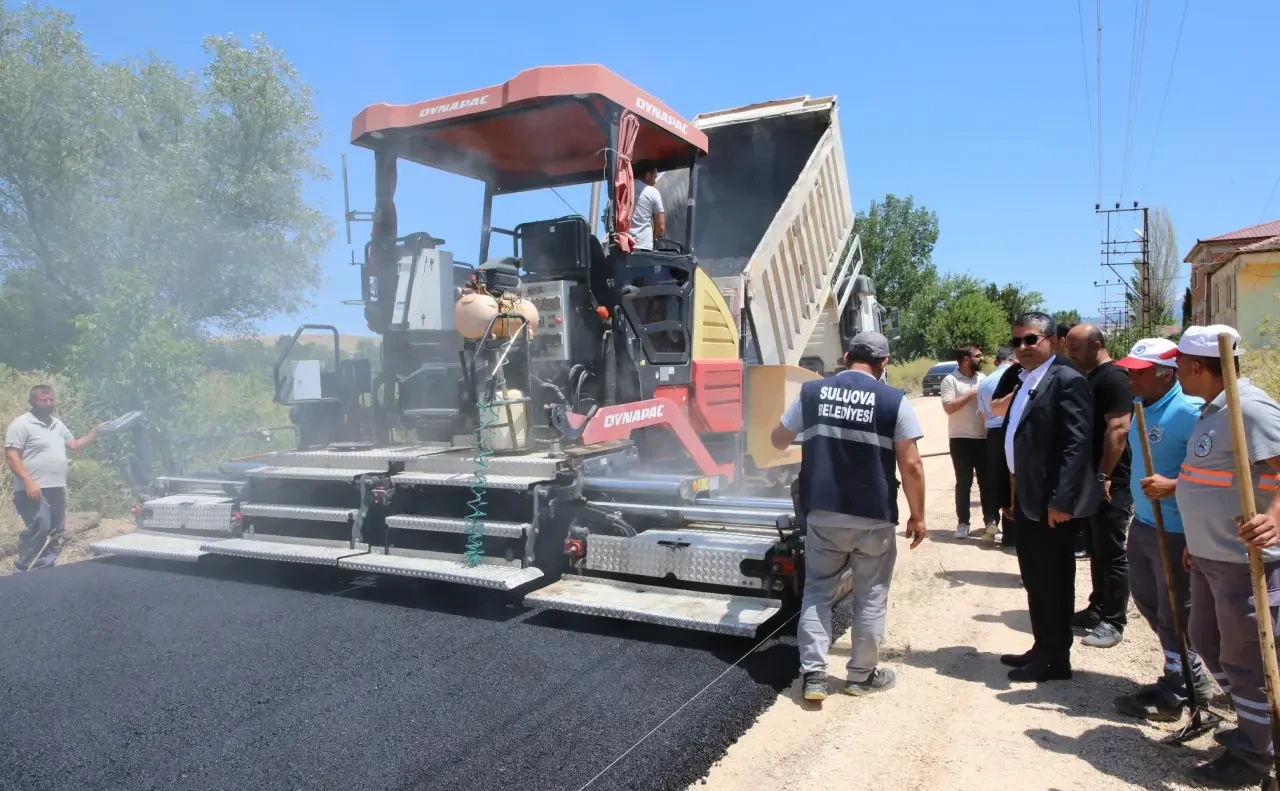 Başkan Rıfat Uzun, Suluova’da Asfalt Sezonunu Yenidoğan Mahallesi’nde Başlattı 2