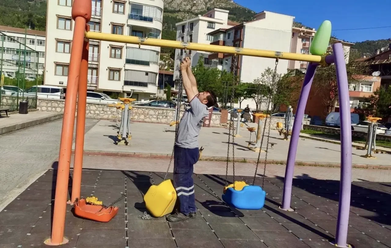 Amasya Belediyesi’nden Parklarda Yenileme Hamlesi: Çocuklar İçin Daha Güvenli Oyun Alanları 2
