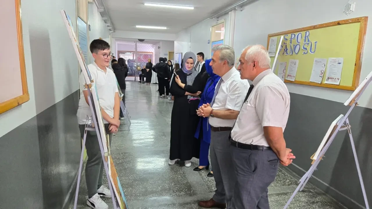 Suluova İlçe Müdürü Ahmet Davu, Öğrencilerin Resimlerini İnceledi 4
