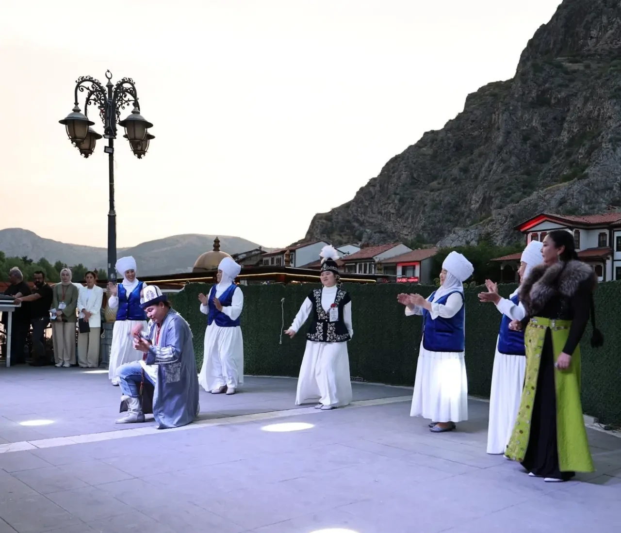 Vali Önder Bakan, Halk Dansları Gösterilerini İlgiyle Takip Etti 3