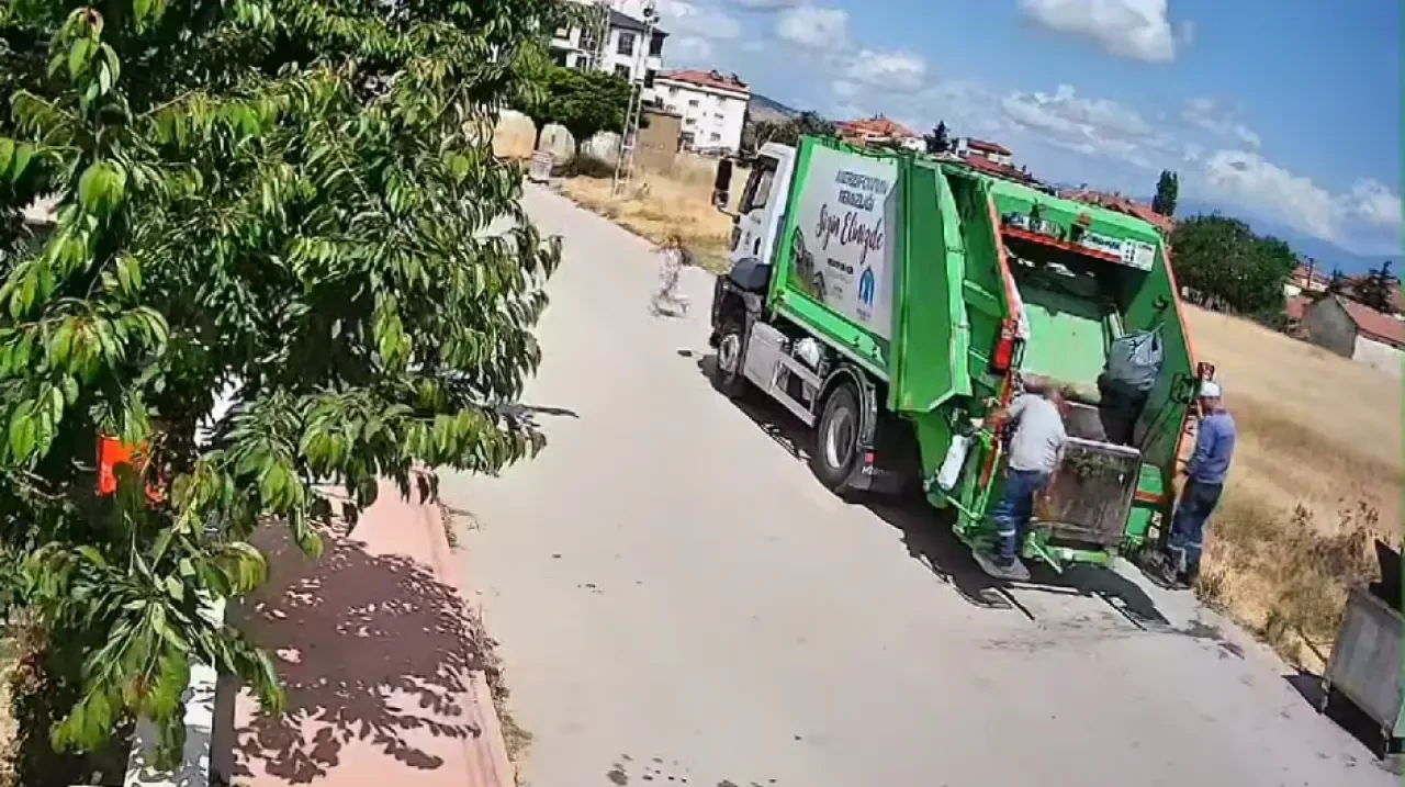 Temizlik Personelinden Çocuklara Gönülleri Isıtan Jest! 1