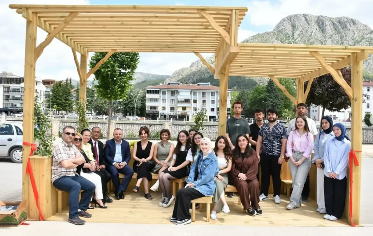 Amasya Üniversitesi’nden Kente Estetik ve İşlevsel Bir Dokunuş: Türkiye’nin Üçüncü Yaya Durağı Hayata Geçirildi 3