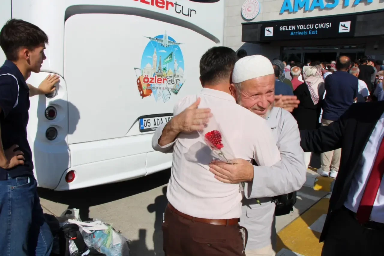 Amasyalı Hacılar Çiçeklerle ve Dualarla Karşılandı 4
