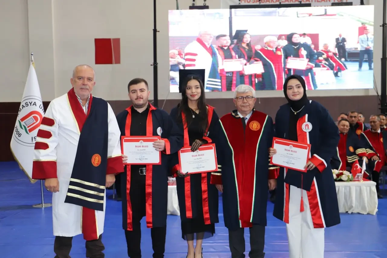 Amasya Üniversitesi’nde Başarı Belgeleri Sahiplerini Buldu 3