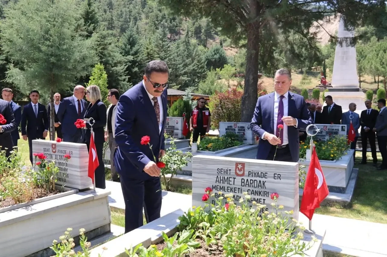 Amasya Şehitliği’nde Duygusal Ziyaret: Aziz Şehitler Dualarla Yad Edildi 1