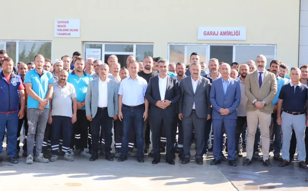 Başkan Rıfat Uzun’dan Personellere Bayram Ziyareti: “Suluova İçin Gece Gündüz Emek Veren Herkese Teşekkür Ediyorum” 1