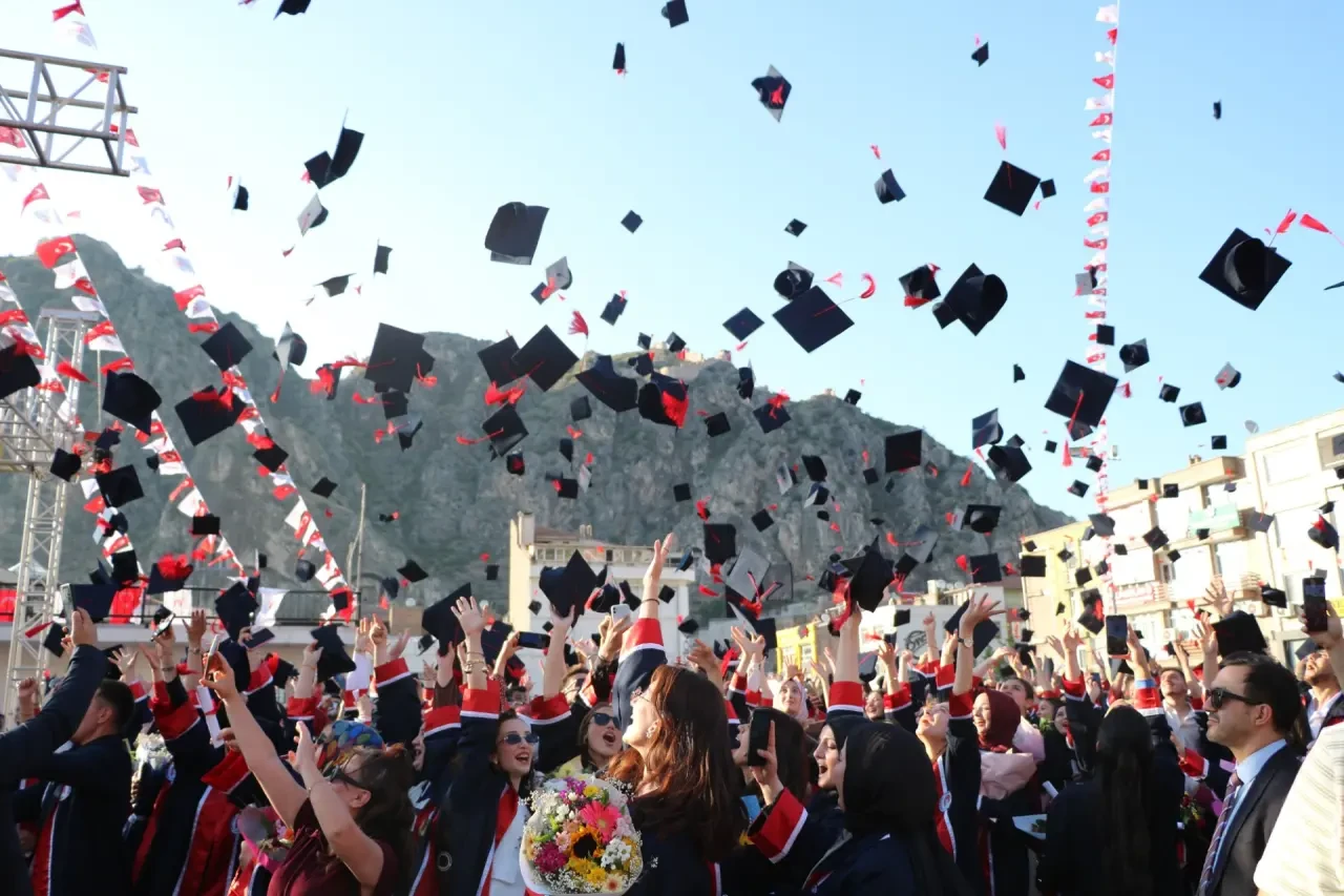 Amasya Üniversitesi’nde Coşkulu Mezuniyet Töreni: 4.506 Öğrenci Geleceğe Uğurlandı 8