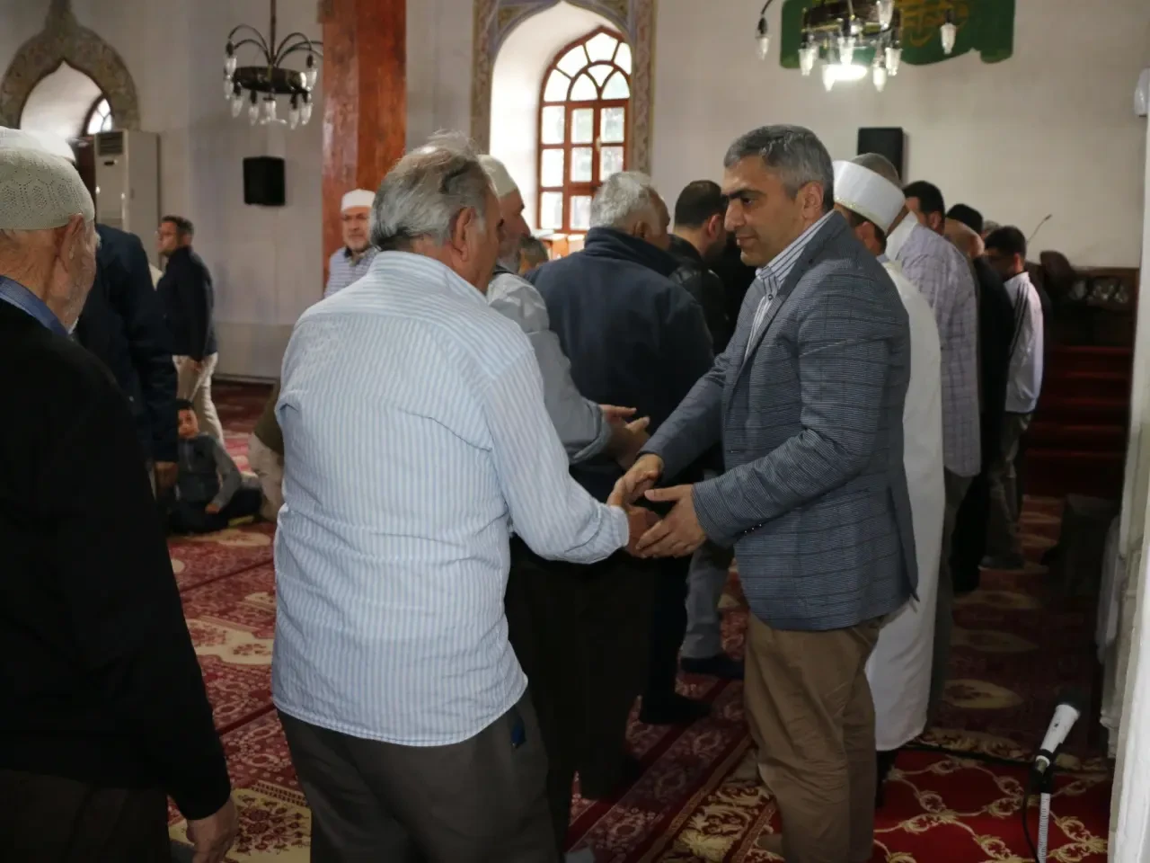 Merzifon’da Bayram Buluşması: Kaymakam Karaaslan ve Başkan Kargı Vatandaşlarla Kucaklaştı 1