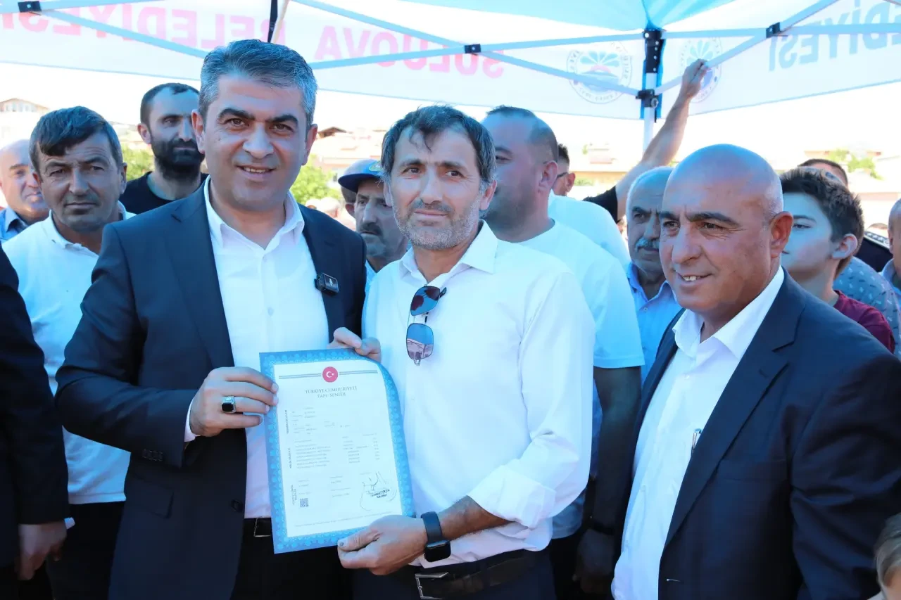 Suluova’da 25 Yıllık İmar Sorunu Çözüldü! Tapular Başkan Uzun’dan Teslim Alındı 1