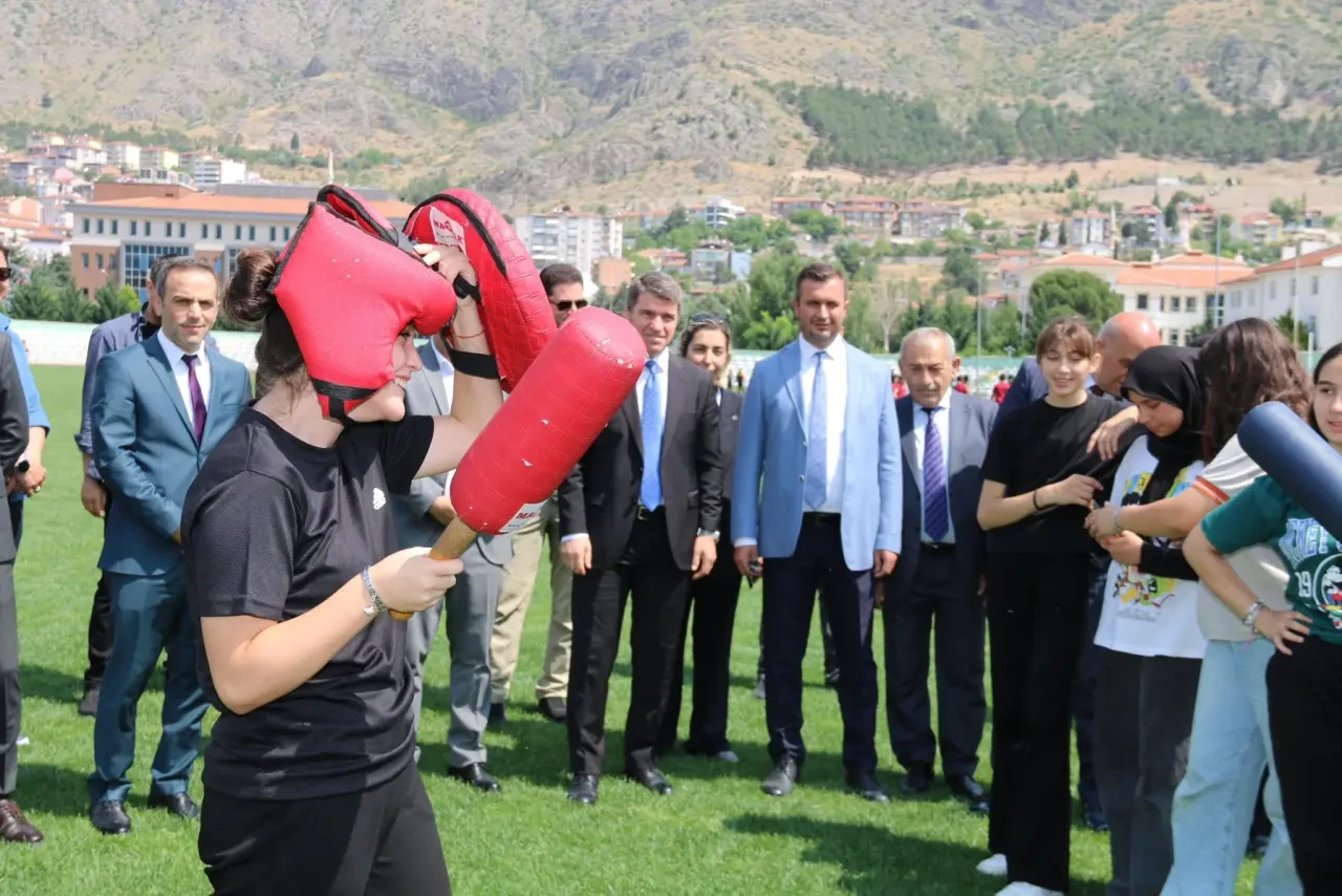Amasya İl Başkanı Galip Uzun, Miniklerle Geleneksel Oyunlarda Buluştu! 3