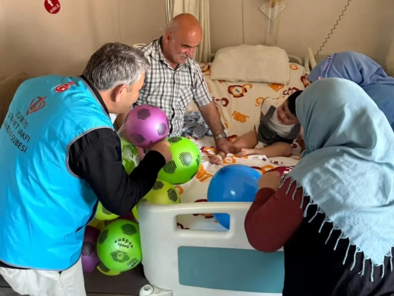 Sünnet Olan Miniklere Futbol Topu Sürprizi: Yüzler Güldü 4