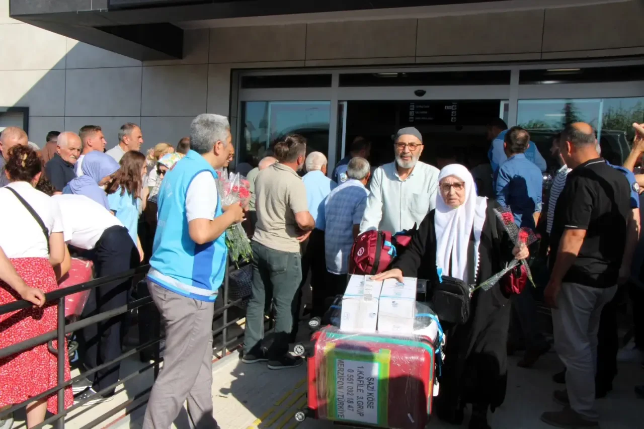 Amasyalı Hacılar Çiçeklerle ve Dualarla Karşılandı 5