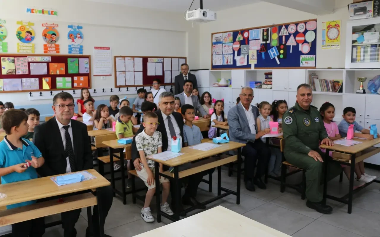 Merzifon’da Karne Heyecanı: Kaymakam Karaaslan Öğrencilerin Sevincine Ortak Oldu 3