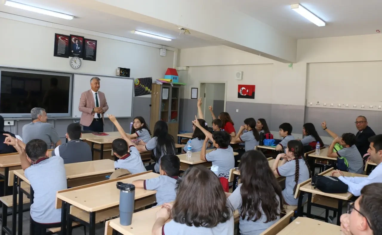 İl Millî Eğitim Müdürü Katipoğlu, “Kitabımı Tanıtıyorum” Etkinliğine Katıldı 3