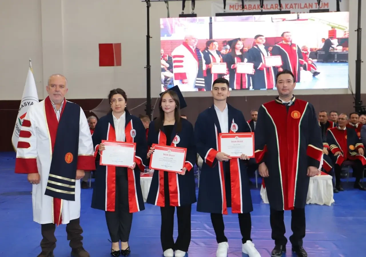 Amasya Üniversitesi’nde Başarı Belgeleri Sahiplerini Buldu 4
