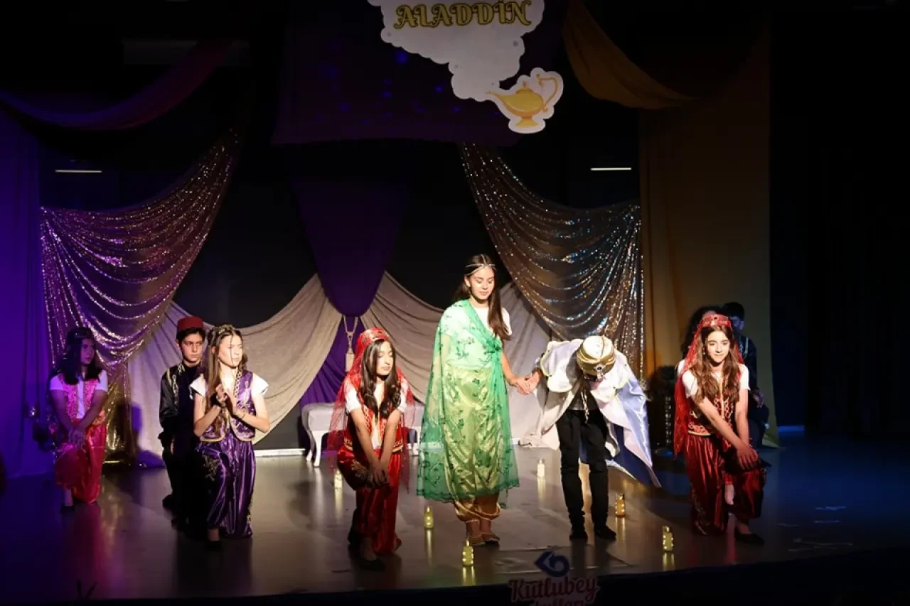Aladdin Müzikali Sahneyi Büyüledi: Kutlubey Koleji Öğrencilerinden İngilizceyle Masalsı Bir Yolculuk 3