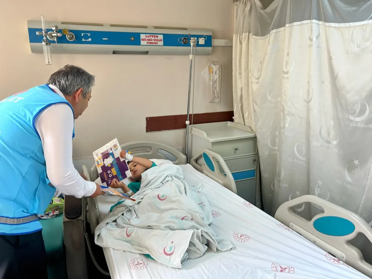 Hastanede Yatan Minik Yüreklere Bayram Sevinci: Küçük Kalplere Büyük Moral 2