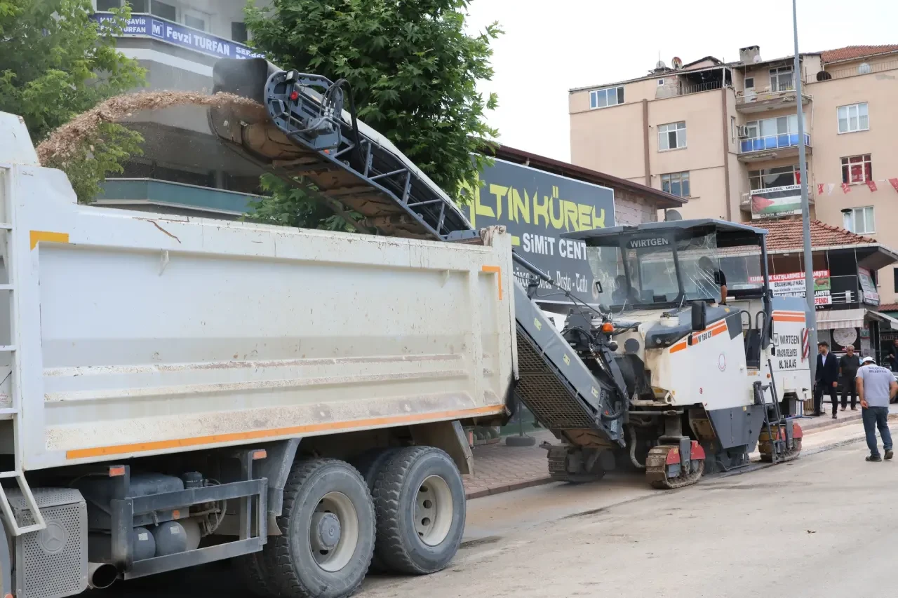 Suluova Belediyesi Atatürk Bulvarı’nda Asfalt Kazıma Çalışmalarına Başladı 3