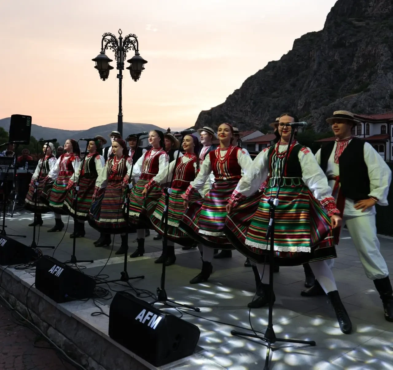 Vali Önder Bakan, Halk Dansları Gösterilerini İlgiyle Takip Etti 2