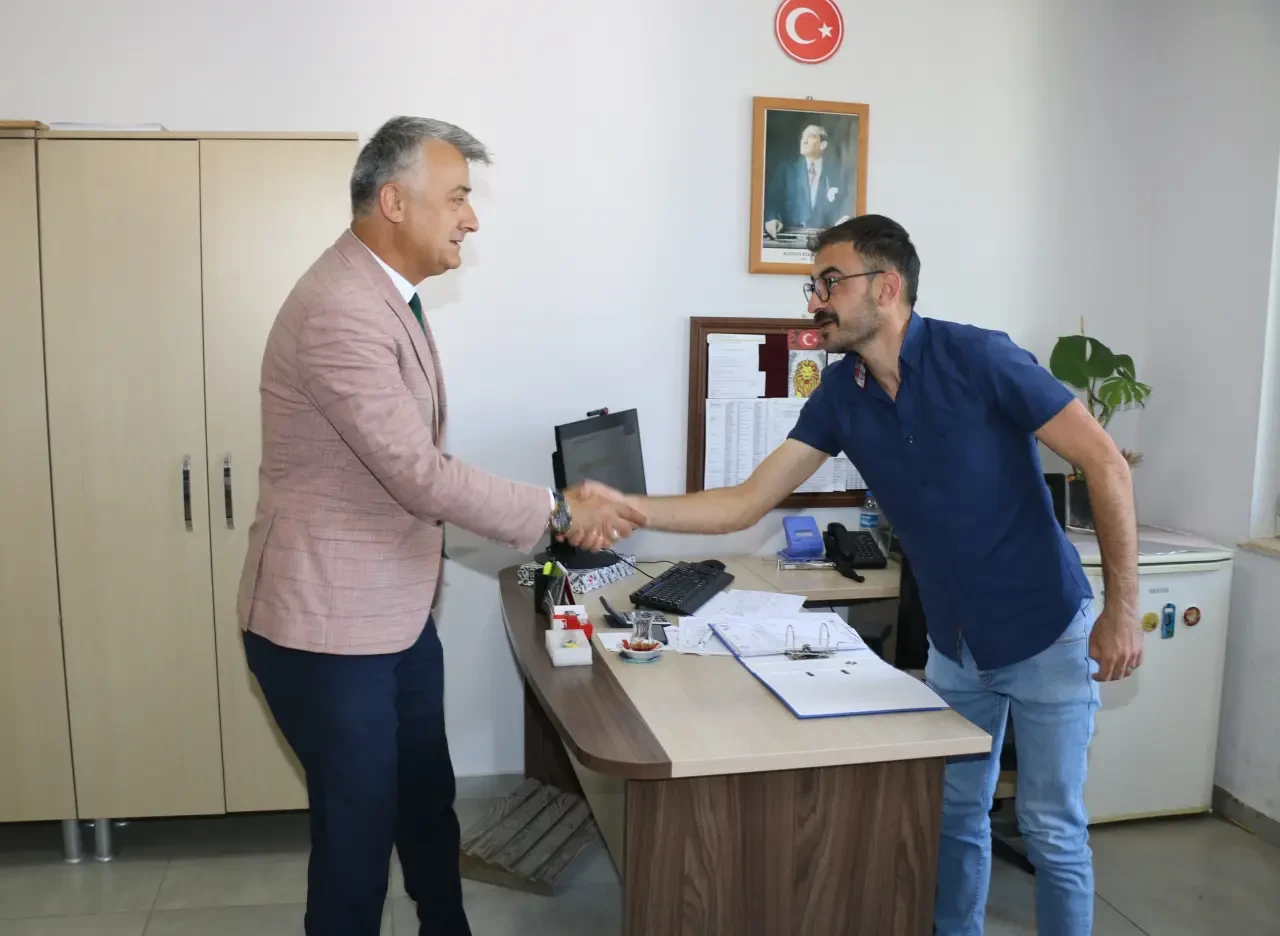 Milli Eğitim Müdürü Katipoğlu, Bayram Sonrası İlk Mesai Gününde Personelle Bayramlaştı 1